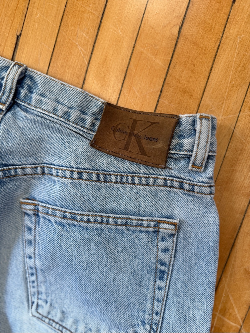 Vintage 90s Calvin Klein Light Wash Jean Shorts Jorts Leather Patch Mens Sz. 33 - Picture 9 of 9